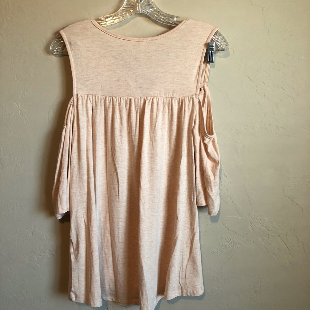 Lapis Peach Cold Shoulder Floral Embroidered Top - Picture 7 of 8